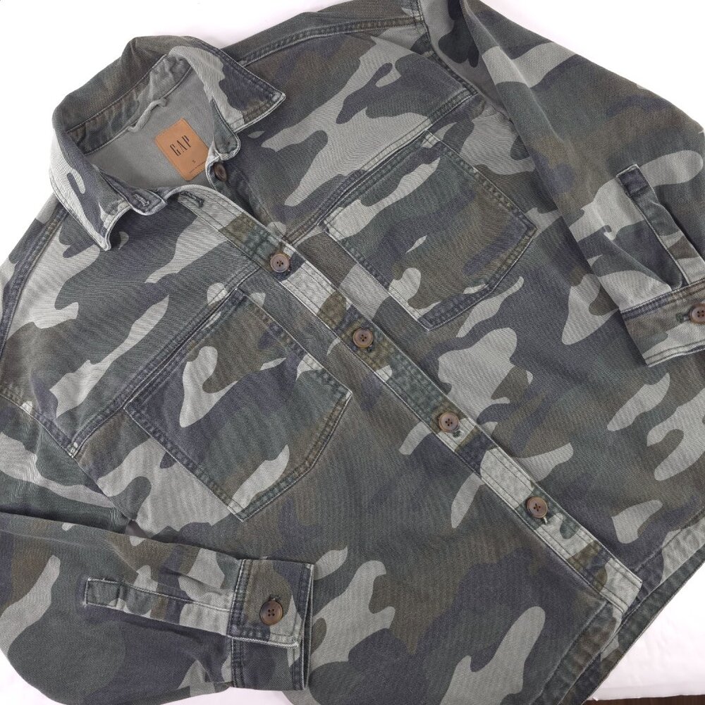 GAP MEN'S SIZE SMALL SHIRT JACKET IN GREEN CAMOUFLAGE WITH FRONT POCKETS *FLAWS